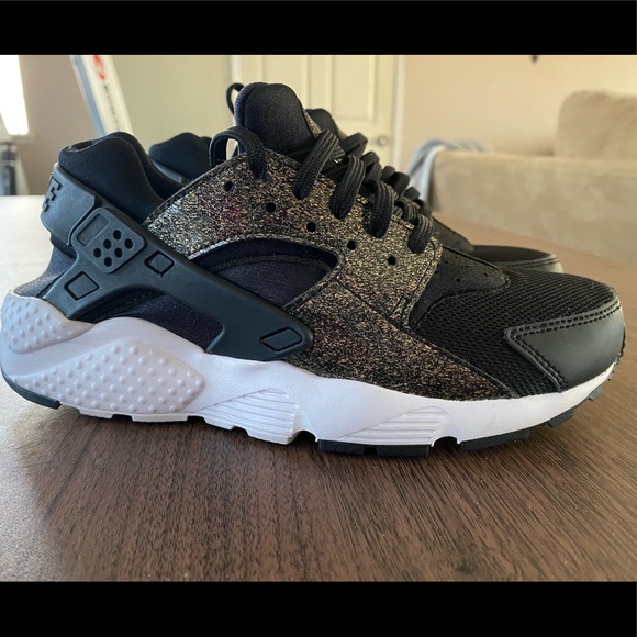 Nike Shoes - Black and gold hurache